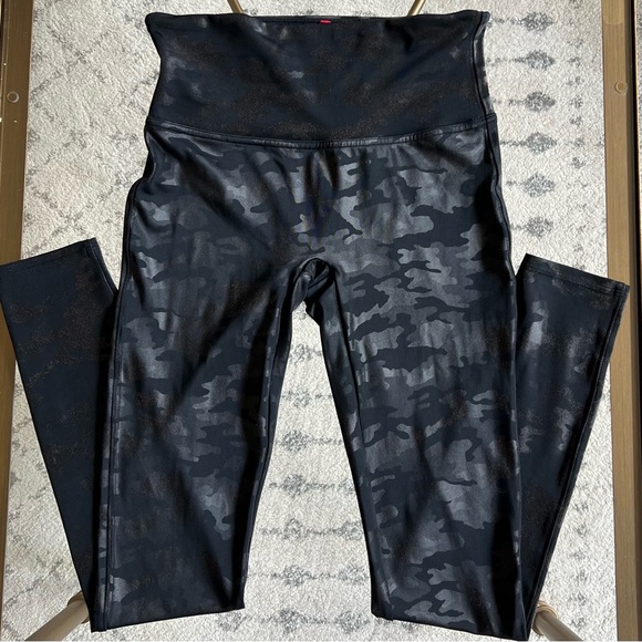 Spanx Faux Leather Camo Leggings Size Medium - Picture 4 of 13